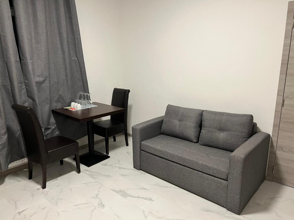 Riverbank Guest House نامور المظهر الخارجي الصورة